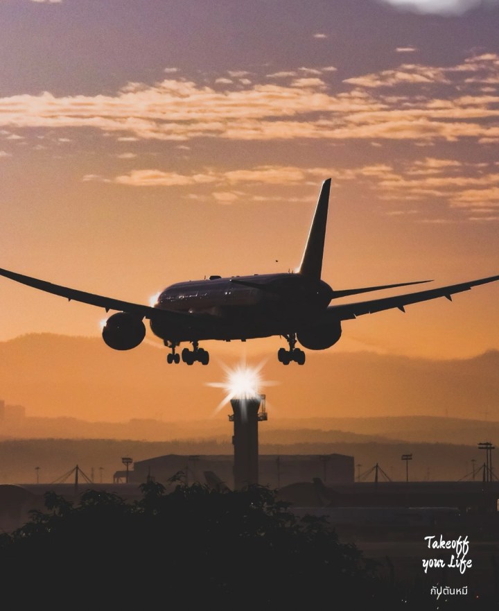 เครื่องบิน B777 ที่บรรทุกผู้โดยสาร 249 คนได้ลงจอดฉุกเฉินในวันพฤหัสบดีหลังจากล้อหลุดตกลงไปที่ลานจอด ทำให้รถยนต์หลายคันได้รับความเสียหาย