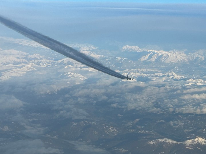 นี่คือ ”ร่องรอย“ ของเครื่องบินในท้องฟ้า: