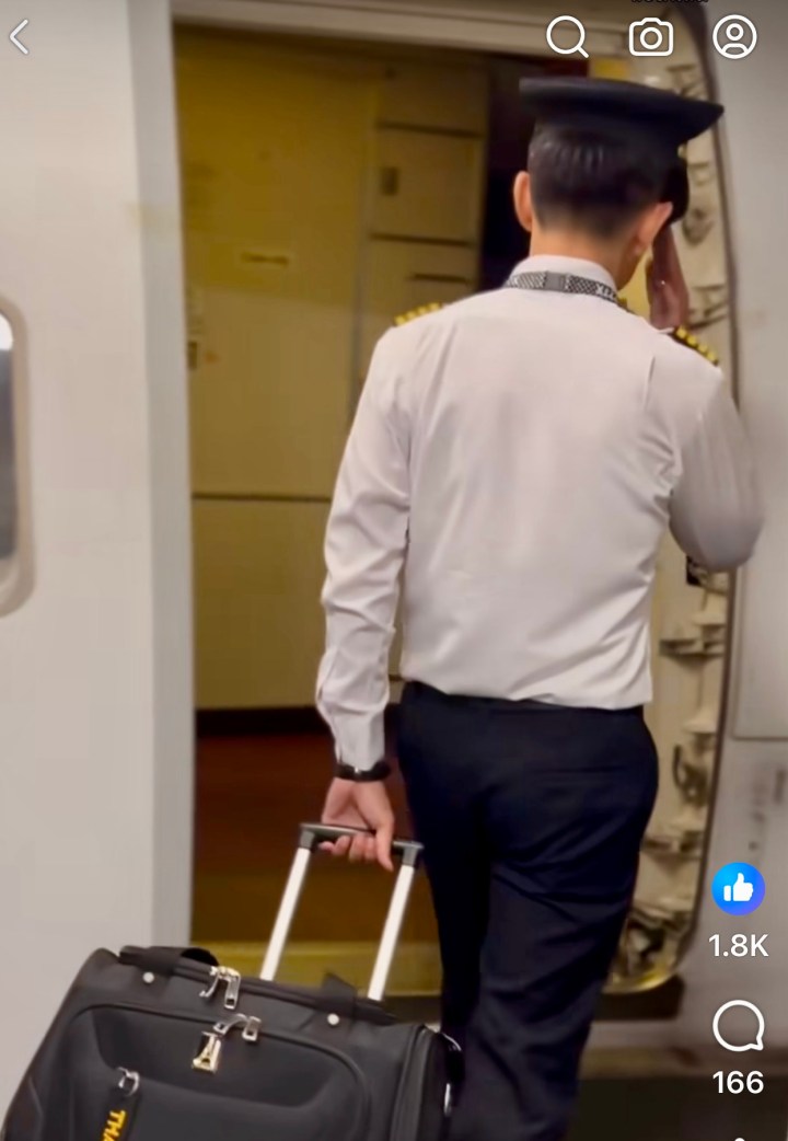 “Pay Respect”ยกมือทำทำความเคารพก่อนขึ้นเครื่อง