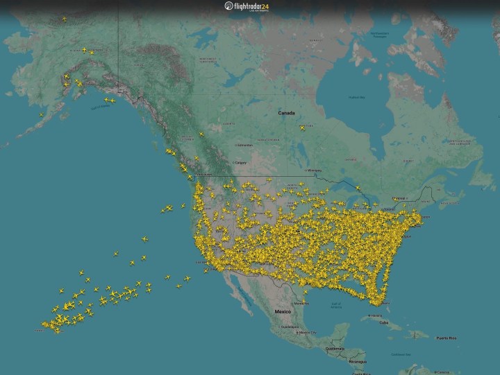 ภาพฟ้าสหรัฐฯ ที่เหมือนผึ้งแตกรัง…กับวันที่เจ้าหน้าที่ควบคุมการบิน “กลับสู่เก้าอี้ตัวเดิม” แม้ไม่มีเงินเดือน